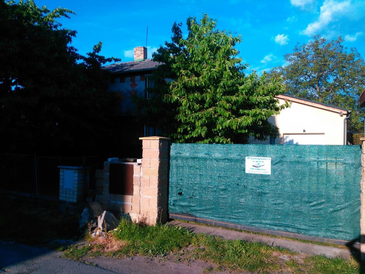 Old Summer House With Renovated Bathroom Praha Bagian luar foto